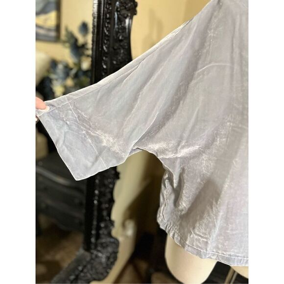 Cupcakes & Cashmere NWT Short Sleeve Crush Velvet Box Shirt Size XS - Picture 2 of 4